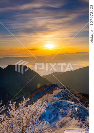 【雪山素材】初冬の燕岳・燕山荘から見える朝の風景【長野県】 【雪山素材】初冬の燕岳・燕山荘から見える朝の風景【長野県】 107672322