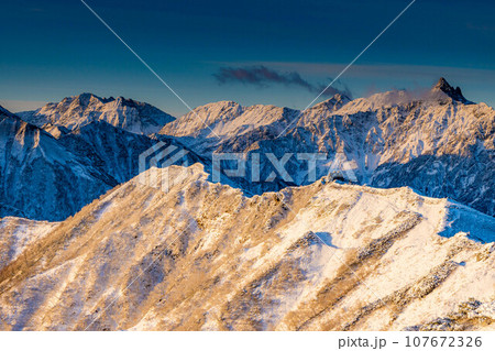 【雪山素材】初冬の燕岳・燕山荘から見える朝の風景【長野県】 【雪山素材】初冬の燕岳・燕山荘から見える朝の風景【長野県】 107672326