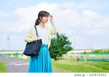 若い女性 青空 公園 若い女性 青空 公園 107672832