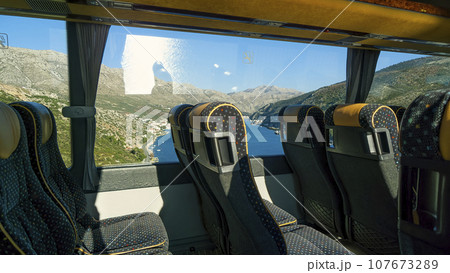 フィヨルドに掛かる橋を渡るバス車内からの眺め / Dubrovnik, Croatia 107673289