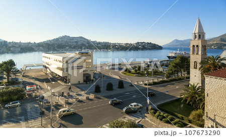 フィヨルドに面したドブロブニク港周辺の景観 / Dubrovnik, Croatia フィヨルドに面したドブロブニク港周辺の景観 / Dubrovnik, Croatia 107673290