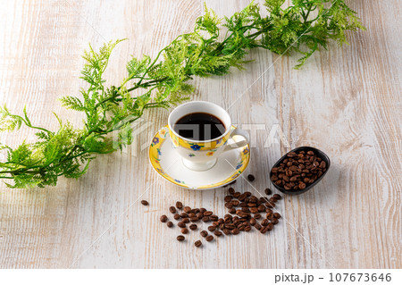 ホットコーヒーとコーヒー豆 107673646