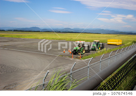 飛行機を飛ばして滑走路へ向かう途中 飛行機を飛ばして滑走路へ向かう途中 107674546