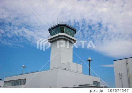 秋空に映えるの空港管制塔 秋空に映えるの空港管制塔 107674547