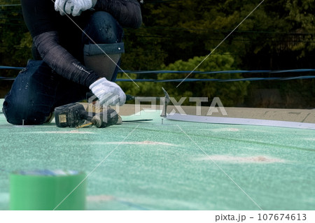屋上防水工事　シート防水　絶縁シート張付状況　工事写真　01 107674613