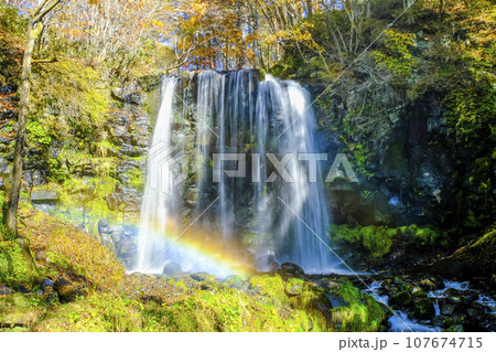 秋の唐沢の滝に架かる虹 107674715