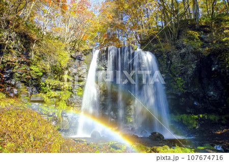 紅葉の唐沢の滝とダブルレインボー 107674716