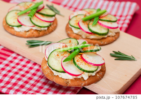 Cracker Sandwich with Cream Cheese, Fresh Cucumber and Radish 107674785