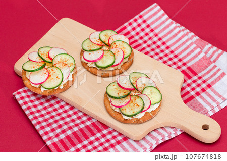 Cracker Sandwich with Cream Cheese, Fresh Cucumber and Radish Cracker Sandwich with Cream Cheese, Fresh Cucumber and Radish 107674818