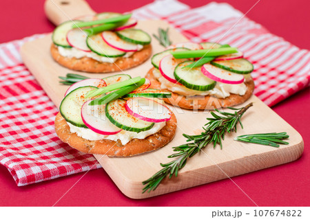 Cracker Sandwich with Cream Cheese, Fresh Cucumber and Radish Cracker Sandwich with Cream Cheese, Fresh Cucumber and Radish 107674822