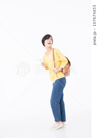白バックでスマホを持って歩く若い女性 107674855