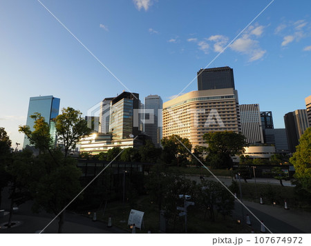 大阪城公園駅近くから見た大阪ビジネスパークのビル群 107674972