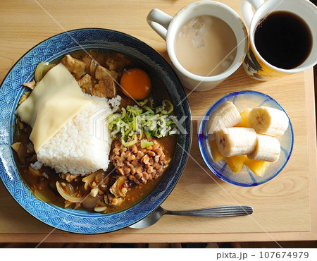 おいしそうなカレーライス～納豆カレーのランチプレート・セット 107674979