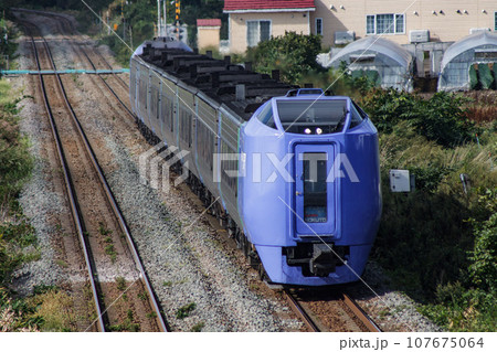 【縦構図・運転手ぼかし済】キハ281系スーパー北斗、jr大中山駅にて撮影 107675064