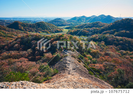 紅山から見た秋の風景 107675712
