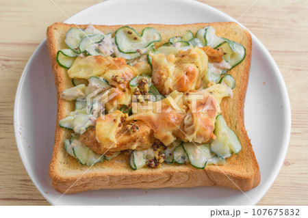 胡瓜とチーズチキンのトースト 107675832