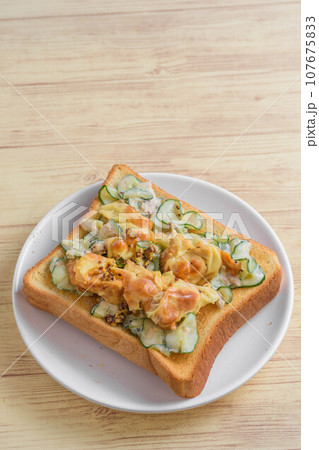 胡瓜とチーズチキンのトースト 胡瓜とチーズチキンのトースト 107675833