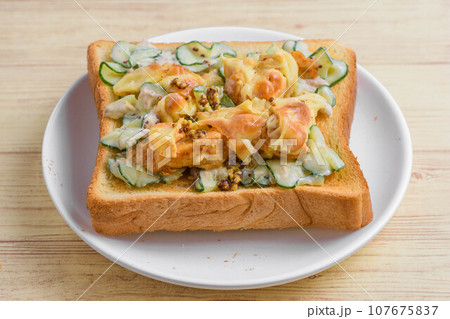 胡瓜とチーズチキンのトースト 胡瓜とチーズチキンのトースト 107675837