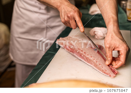 魚をさばく調理師 魚をさばく調理師 107675847