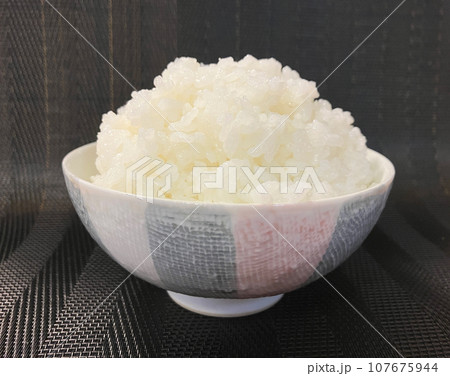 収穫の時期 新米の一粒一粒が白く輝く、和食に欠かせないご飯 収穫の時期 新米の一粒一粒が白く輝く、和食に欠かせないご飯 107675944