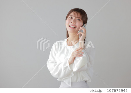 嬉しそうに電話する若いビジネスウーマン2 107675945