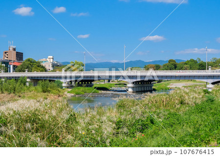 鴨川にかかる賀茂大橋 107676415