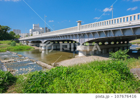 鴨川にかかる賀茂大橋 107676416