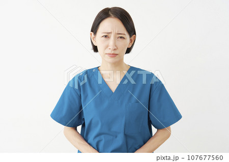 お辞儀して謝る女性の医者 白背景 カメラ目線 お辞儀して謝る女性の医者 白背景 カメラ目線 107677560