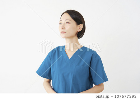 女性の医者のポートレート 白背景 女性の医者のポートレート 白背景 107677595