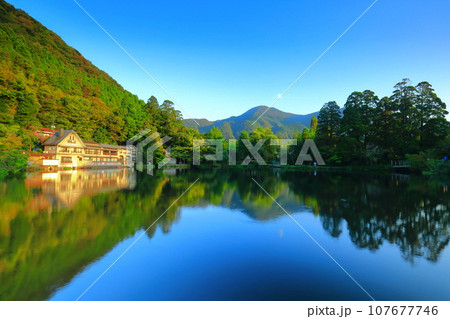 【大分県】シンメトリーの金鱗湖（湯布院温泉） 107677746