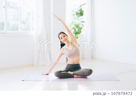 ピラティスをする女性 107678472
