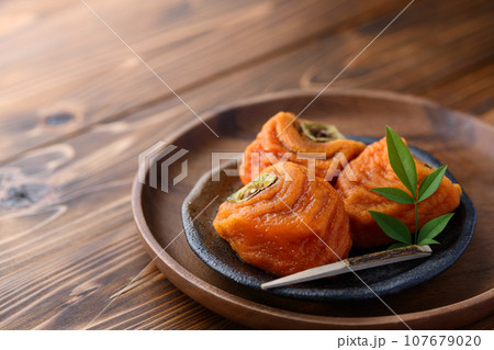 秋の味覚 柿 果物 渋柿を剥きじっくり時間をかけて作った あんぽ柿 半熟で甘味たっぷりな柿 107679020