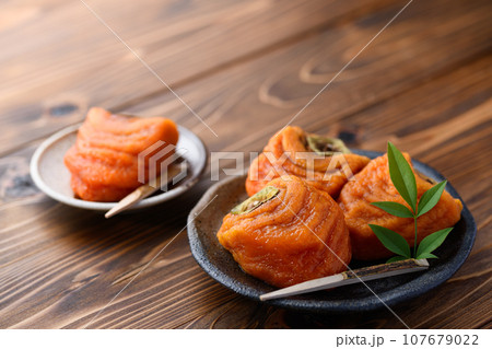 秋の味覚 柿 果物 渋柿を剥きじっくり時間をかけて作った あんぽ柿 半熟で甘味たっぷりな柿 107679022