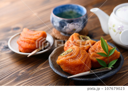 秋の味覚 柿 果物 渋柿を剥きじっくり時間をかけて作った あんぽ柿 半熟で甘味たっぷりな柿 秋の味覚 柿 果物 渋柿を剥きじっくり時間をかけて作った あんぽ柿 半熟で甘味たっぷりな柿 107679023