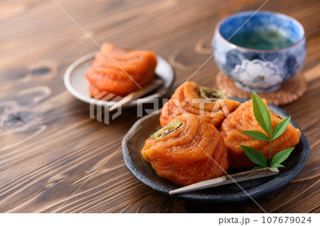 秋の味覚 柿 果物 渋柿を剥きじっくり時間をかけて作った あんぽ柿 半熟で甘味たっぷりな柿 秋の味覚 柿 果物 渋柿を剥きじっくり時間をかけて作った あんぽ柿 半熟で甘味たっぷりな柿 107679024
