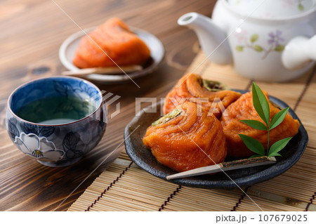 秋の味覚 柿 果物 渋柿を剥きじっくり時間をかけて作った あんぽ柿 半熟で甘味たっぷりな柿 107679025