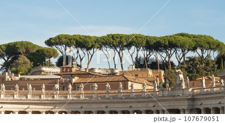 Facade of St. Peter's Basilica with Statues of saints in the Vatican, Rome, Italy 107679051