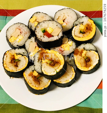 手作りのおいしそうな具材たっぷり太巻きの断面 手作りのおいしそうな具材たっぷり太巻きの断面 107679259