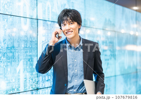 スマホで話すビジネスマン 107679816