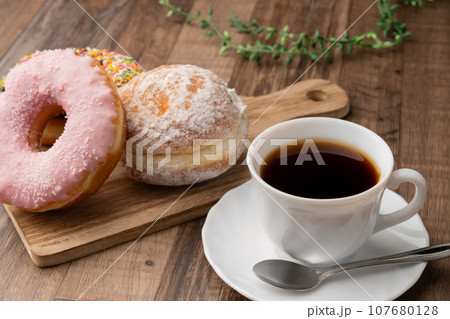 ドーナツ コーヒー ドーナツ コーヒー 107680128