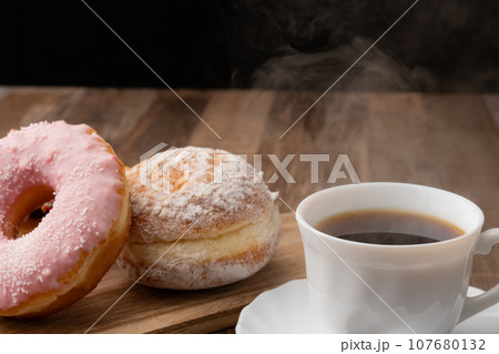 ドーナツ　コーヒー 107680132