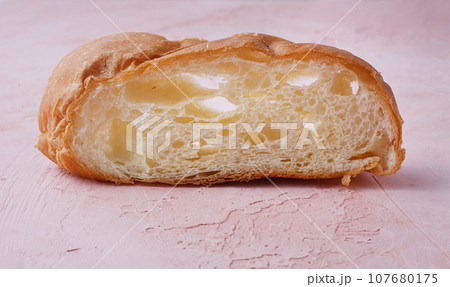塩バターフランスパン 107680175