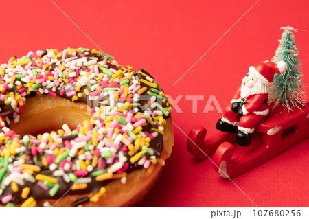 ドーナツ　サンタクロース 107680256