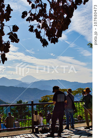 高尾山 大見晴園地から富士山を眺める人々の風景 高尾山 大見晴園地から富士山を眺める人々の風景 107680473