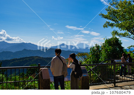 高尾山 大見晴園地から富士山を眺める人々の風景 107680479