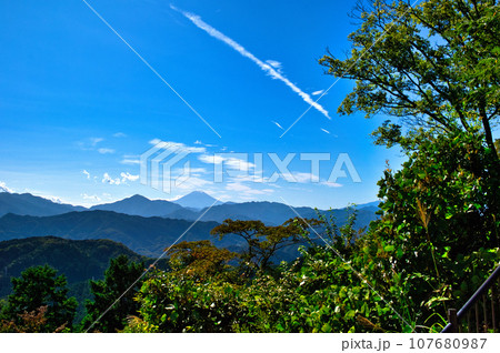 高尾山 大見晴園地からの眺望 富士山の風景 高尾山 大見晴園地からの眺望 富士山の風景 107680987