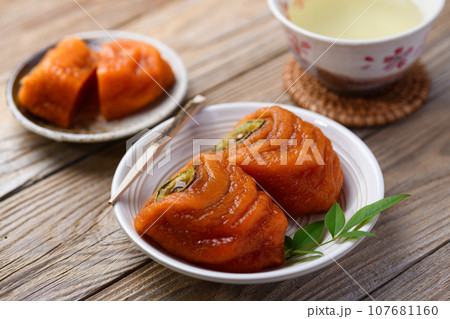 柿 果物 渋柿を剥きじっくり時間をかけて作った あんぽ柿 秋の味覚 半熟で甘味たっぷりな柿 107681160