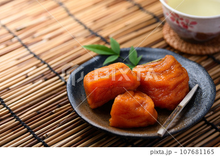 柿 果物 渋柿を剥きじっくり時間をかけて作った あんぽ柿 秋の味覚 半熟で甘味たっぷりな柿 107681165