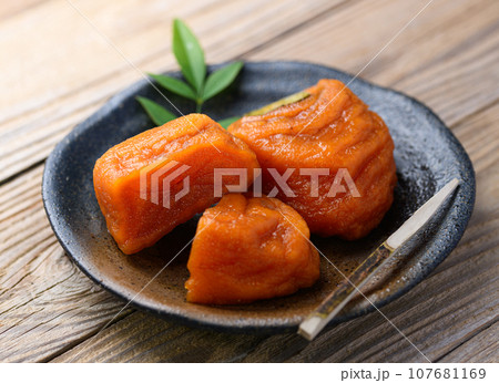 柿 果物 渋柿を剥きじっくり時間をかけて作った あんぽ柿 秋の味覚 半熟で甘味たっぷりな柿 107681169