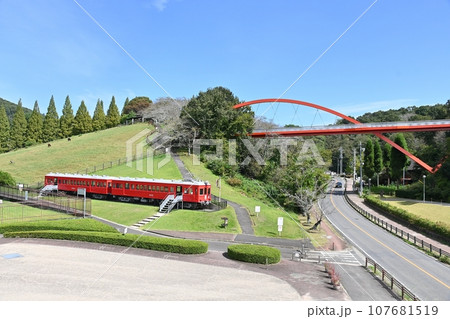 鞍ヶ池公園にある古い名鉄電車の展示車両と虹のかけ橋 107681519